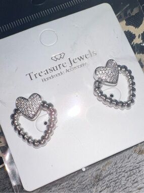 New Treasure Jewels heart studs